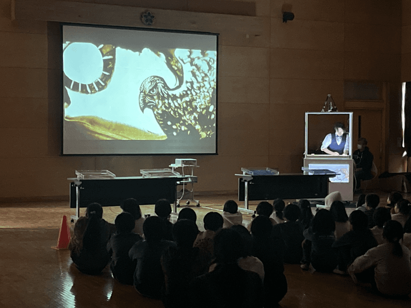 伊豆大島の小学校でサンドアート公演